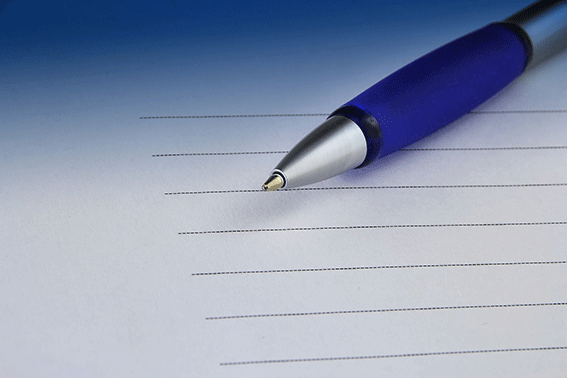 En blå penna och ett vitt papper med svarta streck.
