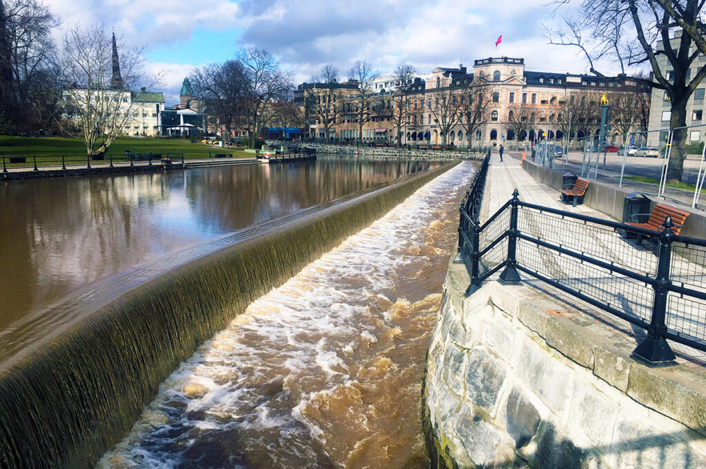 Ett forsande vattendrag i en stad.