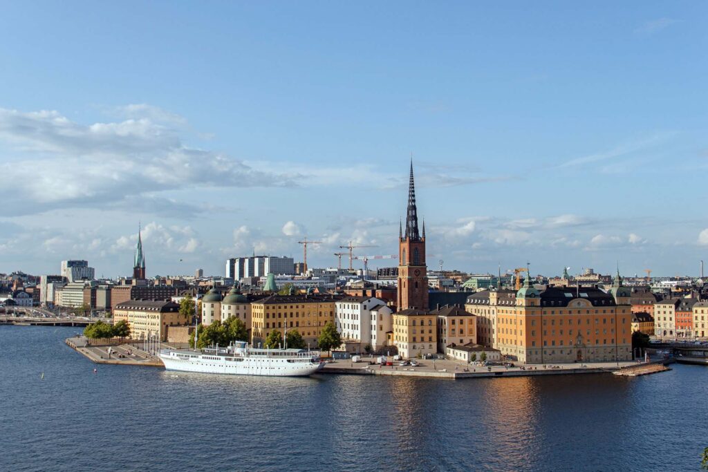 En vy över en stor stad med gamla byggnader vid vatten.