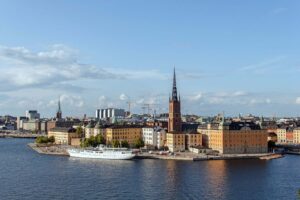 En vy över en stor stad med gamla byggnader vid vatten.