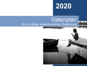 Ett omslag för Sollentuna kommuns vattenplan för 2020. Omslaget visar en flicka som sitter på en brygga med ett stilla vatten och en eka nedanför bryggan. 